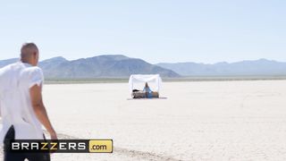 Турист выебал пизду грудастой Николь Энистон посреди пустыни