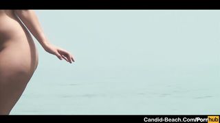 Пляжный вуайерист 20 минут снимает голых нудисток на берегу