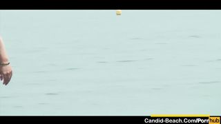 Пляжный вуайерист 20 минут снимает голых нудисток на берегу