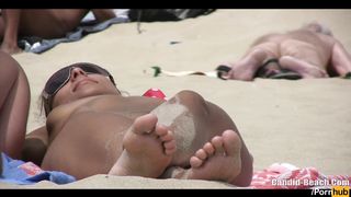 Горячая милфа сверкает попкой и бритой киской на нудистском пляже