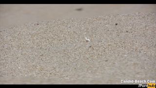 Горячая милфа сверкает попкой и бритой киской на нудистском пляже