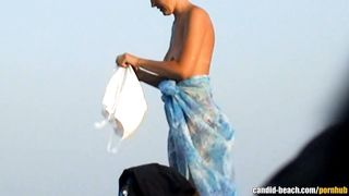 Вуайрист снял манду зрелки с обвисшей задницей и титьками на нудистском пляже