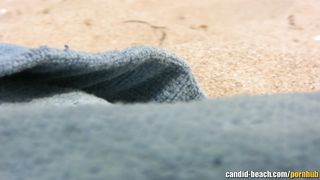 Вуайерист снимает на скрытую камеру нудисток на пляже