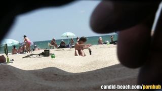 Сбежал с работы, чтобы поглазеть на голых телок на нудистском пляже
