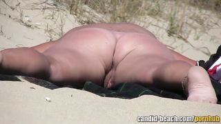 Зрелые нудистки сверкаю большими половыми губами перед скрытой камерой на пляже