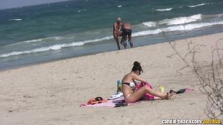 Зрелая блондинка с большими половыми губами отдыхает с мужем на нудистском пляже