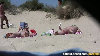 Снимает на видео крупным планом невозбужденные киски нудисток на пляже