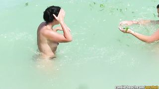 Милфа в голубых стрингах загорает топлес на общественном пляже