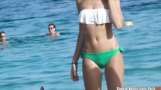 Красивые жопы незнакомок в бикини на пляже в Майами