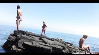 Вуайерист тайно снимает на скрытую камеру нудисток на диком пляже