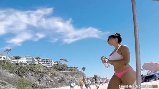 Красивые женские попки крупным планом на пляже в Турции