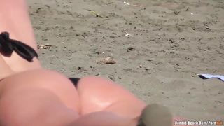 Скрытно снимает крупным планом туристок в бикини на общественном пляже