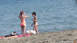 Пляжный вуайерист подсматривает за мокрой красоткой в красном бикини