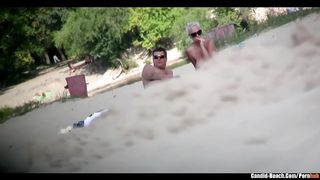 Вуайерист подсматривает за голыми бабами на нудистском пляже