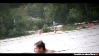 Нудист вуайерист снимает крупным планом сиськи и писи голых незнакомок на пляже
