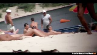 Нудист вуайерист снимает крупным планом сиськи и писи голых незнакомок на пляже