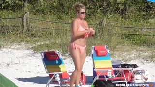 Сексуальные туристки в бикини не подозревают о скрытой съемке на пляже