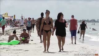 Сексуальные туристки в бикини не подозревают о скрытой съемке на пляже
