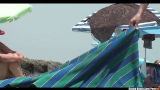Голые жопы и киски мамочек крупным планом на нудистском пляже