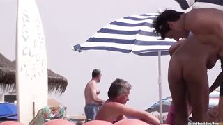 Молодые нудистки не догадываются, что их снимают на пляже