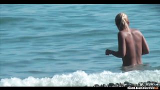 Нудист вуайерист снимает на видео голых баб на диком пляже