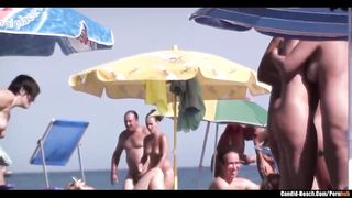 Лесбуха тайно снимает на видео голых нудисток в возрасте на пляже