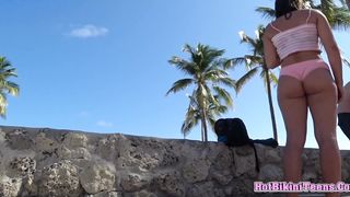 Вуайерист шпионит за красотками на пляже, снимая их на скрытую камеру