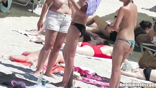 Вуайеристка снимает на скрытую камеру лесбух с голыми сиськами на пляже