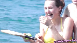 Лесбиянка снимает на камеру туристок в купальниках на пляже