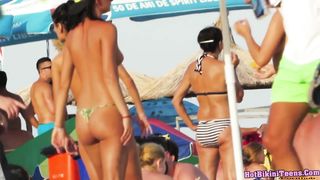 Девки в плавках сверкают голыми сиськами на нудистском пляже