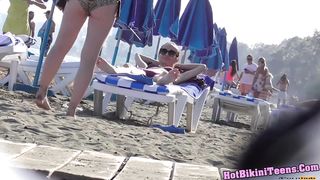 Красивые туристки в купальниках на пляже в Майами перед скрытой камерой