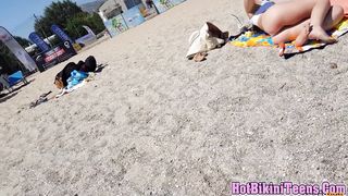 Вуайерист тайно снимает красивых девок в купальниках на пляже