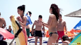 Лесбуха с камерой подсматривает за туристками без лифчиков на пляже