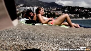 Тинка в розовых плавках загорает топлес на пляже в Майами