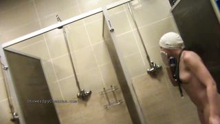 Зрелые женщины принимают душ перед скрытой камерой в общественном бассейне