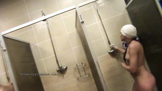 Зрелые женщины принимают душ перед скрытой камерой в общественном бассейне