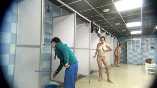 Голые женщины в возрасте принимают душ после бассейна
