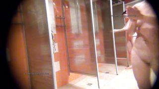 Лесбуха поставила скрытую камеру в душевой, чтобы снимать голых незнакомок на видео