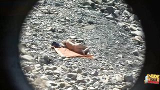 Ебля нудистских пар и голые бабы на диком пляже перед скрытой камерой