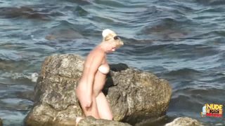 Вуайерист ходит по нудистскому пляжу и снимает ебущиеся парочки на скрытую камеру