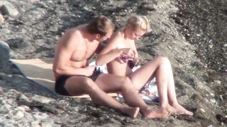 Реальный секс на нудистском пляже попал в камеру вуайериста