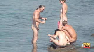 Подсматривает за настоящими нудистками на пляже из кустов со скрытой камерой