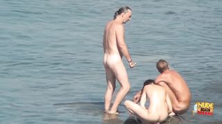 Подсматривает за настоящими нудистками на пляже из кустов со скрытой камерой