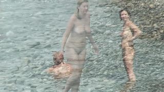 Полностью голые бабы сверкают своими прелестями на нудистском пляже