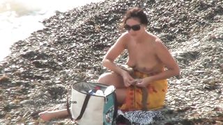 Молодые нудисты купаются и загорают на пляже перед скрытой камерой