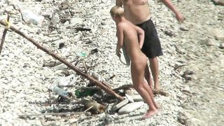 Голые девушки попали в объектив скрытой камеры вуайериста на нудистском пляже