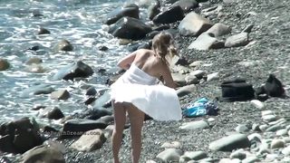 Подборка с голыми женщинами разного возраста на нудистском пляже