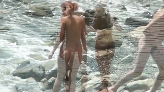 Вуайерист подсматривает за голыми незнакомками на нудистском пляже