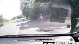 Мужчина трахает пальцами проститутку, пока она сосёт его член в машине