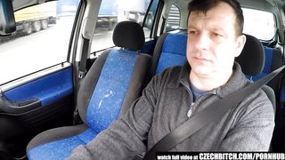 Рыжая чешская шлюха оттрахана зрелым клиентом в машине за лавэху
